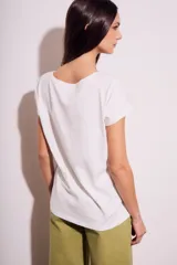 Remera color verde oliva con cuello en V y bordado de flores.