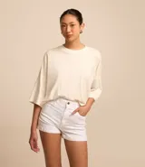 Short de sarga negro con cintura alta, bolsillos delanteros y traseros.