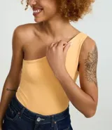 Body básico color durazno, con escote asimétrico y un solo hombro. Confeccionado en microfibra de poliamida y elastano.