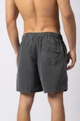 Short de baño gris con cintura elastizada y cordón ajustable. Tiene bolsillos laterales y logo de la marca en la pierna derecha.