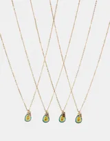 Set de cuatro collares dorados con dije de aguacate esmaltado y dije con la inscripción "BFF".