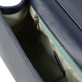 Bandolera azul con diseño tejido, confeccionada en cuero sintético. Tiene solapa con cierre magnético, correa regulable plateada, un compartimento principal con bolsillo interno con cierre y un bolsillo abierto.