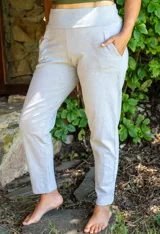 Pantalón gris de lycra de algodón, tiro alto, corte slim, con faja ancha en la cintura y doble bolsillo delantero y trasero.