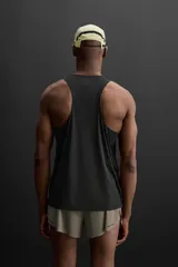 Musculosa deportiva negra de tejido ligero y elástico con zonas perforadas para mayor transpirabilidad, cuello redondo amplio, sisa con acabados termofijados, bajo con aberturas laterales y logo estampado reflectante en la espalda. Zara Athleticz.
