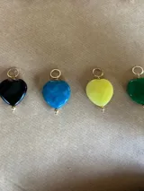 Dije ovalado dorado con la imagen de la Virgen María y la inscripción "O Marie conçue sans péché priez pour nous qui avons recours à vous 1830".