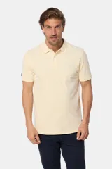 Remera polo celeste lisa en tejido piqué con cuello en rib y botones personalizados.