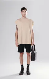 Sudadera oversize color beige de algodón premium, con cuello redondo y corte holgado en pecho y hombros.
