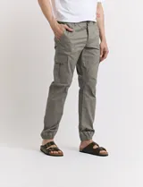 Pantalón cargo verde con bolsillos laterales, corte slim fit y tobillos elastizados.