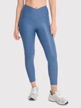 Calza deportiva azul con tela brillante, tiro alto y cintura en forma de "V" con silicona interior.