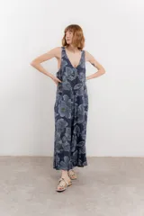 Mono largo de lino con estampado floral en tonos azules, escote en V pronunciado, tirantes anchos y bolsillos laterales.