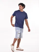 Remera azul de corte clásico y mangas cortas.