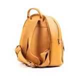 Mochila color suela de símil cuero con diseño repujado con el logo de la marca. Tiene un compartimento principal con cierre, un bolsillo interno con cierre y dos abiertos, un bolsillo externo con cierre, correa regulable y herrajes plateados. El interior es de tela de algodón y poliéster.
