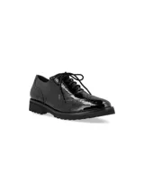 Zapato Oxford color bronce con detalles de perforaciones y suela blanca de goma.