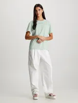 Remera celeste de algodón orgánico, corte slim, cuello redondo, manga corta y etiqueta con micrologo de Calvin Klein en el pecho.