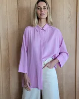 Camisa lila de corte holgado, manga 3/4 y cuello clásico.