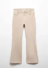 Pantalón de jean color beige, de corte flare, tiro alto y largo crop con terminación desflecada.