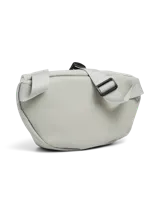 Bandolera gris con correa ajustable y cierre de cremallera. Incluye bolsillo interior y detalle de tiradores amarillos.