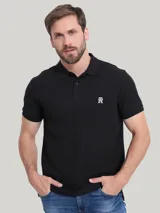 Chomba negra de algodón orgánico con cuello clásico, cartera de dos botones y logo de monograma TH bordado en blanco en el pecho.