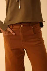 Pantalón de jean color marrón, corte recto y tiro alto. Confeccionado en denim de algodón.