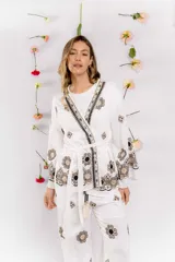Kimono blanco con bordados en negro y beige, corte amplio y mangas 3/4 acampanadas.