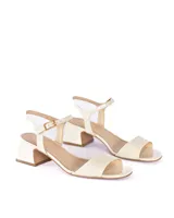 Sandalias de charol color crema con taco cuadrado, pulsera al tobillo con hebilla dorada y plantilla de cuero.