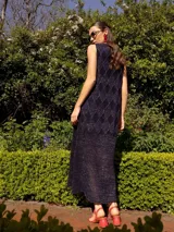 Vestido midi de tejido de punto color borgoña con lurex y diseño de rombos.