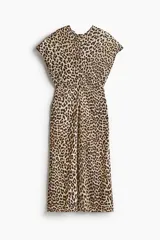 Vestido midi con estampado de leopardo, cuello redondo y manga corta. Presenta cintura entallada y falda con caída suave.