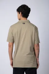 Chomba negra de corte clásico con cuello polo y tapeta de dos botones.