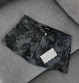 Minifalda de jean con estampado abstracto en tonos grises y negros.