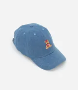 Gorra de jean celeste con visera curva y bordado de un oso en el frente.