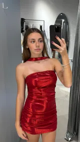 Minivestido rojo brillante con escote asimétrico y choker incorporado.