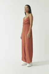 Mono largo color ladrillo con escote caído y tirantes finos.