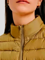 Chaleco puffer color marrón con cierre frontal y bolsillos laterales.