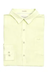 Camisa de manga larga color durazno, confeccionada en lino orgánico, con cuello italiano, cierre con botones y bolsillo en el pecho con logo bordado al tono.