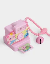 Llavero rosa con forma de cámara polaroid con un oso y la palabra 'Happy' en el frente. Incluye una correa de cuentas y un dije de campana.