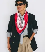 Pañuelo satinado cuadrado con estampado geométrico de rayas en tonos rojo, blanco y azul marino.