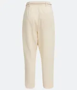 Pantalón zanahoria color crema con textura de cuadros, cordón ajustable en la cintura, bolsillos delanteros y traseros.