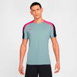 Remera deportiva Nike Strike de hombre, color celeste con mangas cortas negras y detalles en fucsia en hombros y logo.