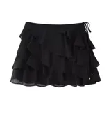 Minifalda negra con volados en capas y lazo lateral.
