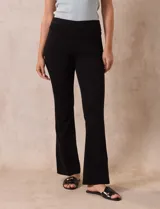 Jegging azul oscuro marca Zac & Rachel con pretina elastizada, bolsillos delanteros y traseros, y terminación bootcut.