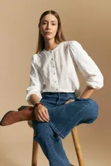 Jean de mezclilla azul oscuro, tiro alto, corte oxford con abertura progresiva desde la rodilla.