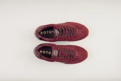 Championes deportivos Champion modelo Sari, color bordó con detalles en cuero.