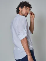 Camisa blanca de lino con cuello mao y mangas largas con presilla para enrollar.