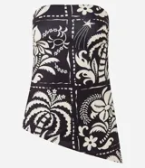 Blusa strapless con estampado floral y geométrico en blanco y negro.