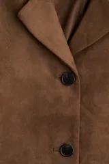 Chaqueta corta marrón de tejido suave con acabado cepillado, solapas de muesca, cierre frontal de dos botones y dos bolsillos delanteros con solapa.