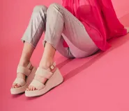 Sandalias de plataforma color beige con dos tiras anchas sobre el empeine y hebilla lateral.