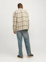 Sobrecamisa a cuadros beige y marrón, de manga larga con cierre de botones y bolsillos en el pecho.