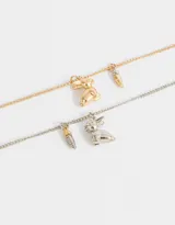 Set de dos collares con cadena de eslabones, uno dorado y otro plateado, con dije de conejo y zanahoria.