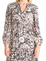 Vestido maxi de gasa estampado en blanco y negro, con escote en V, mangas largas con puño, cintura elastizada con smock y forro interno a tono.