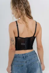Corset negro de encaje con copas armadas, ballenas internas, escote corazón y breteles finos regulables.